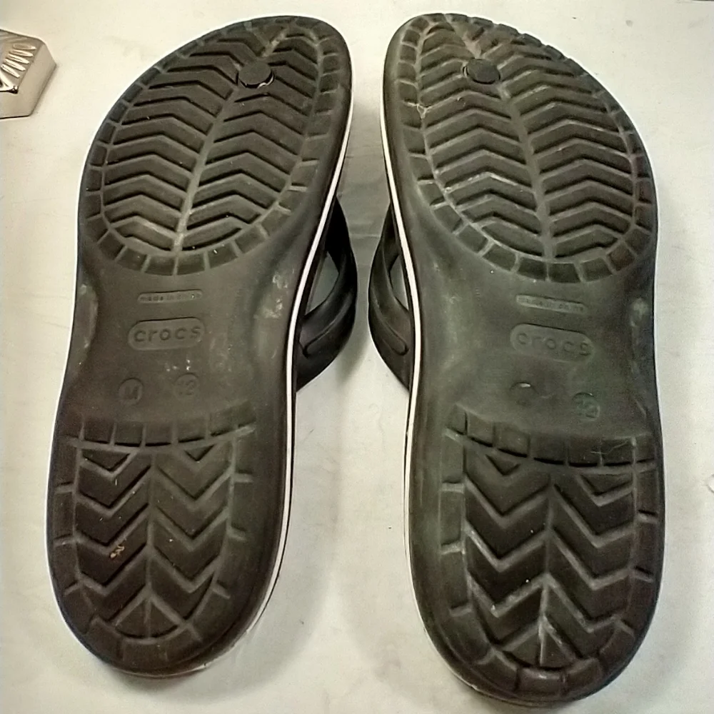 Crocs Crocband Black Thong Flip Flop Sandals Men's sz 12
